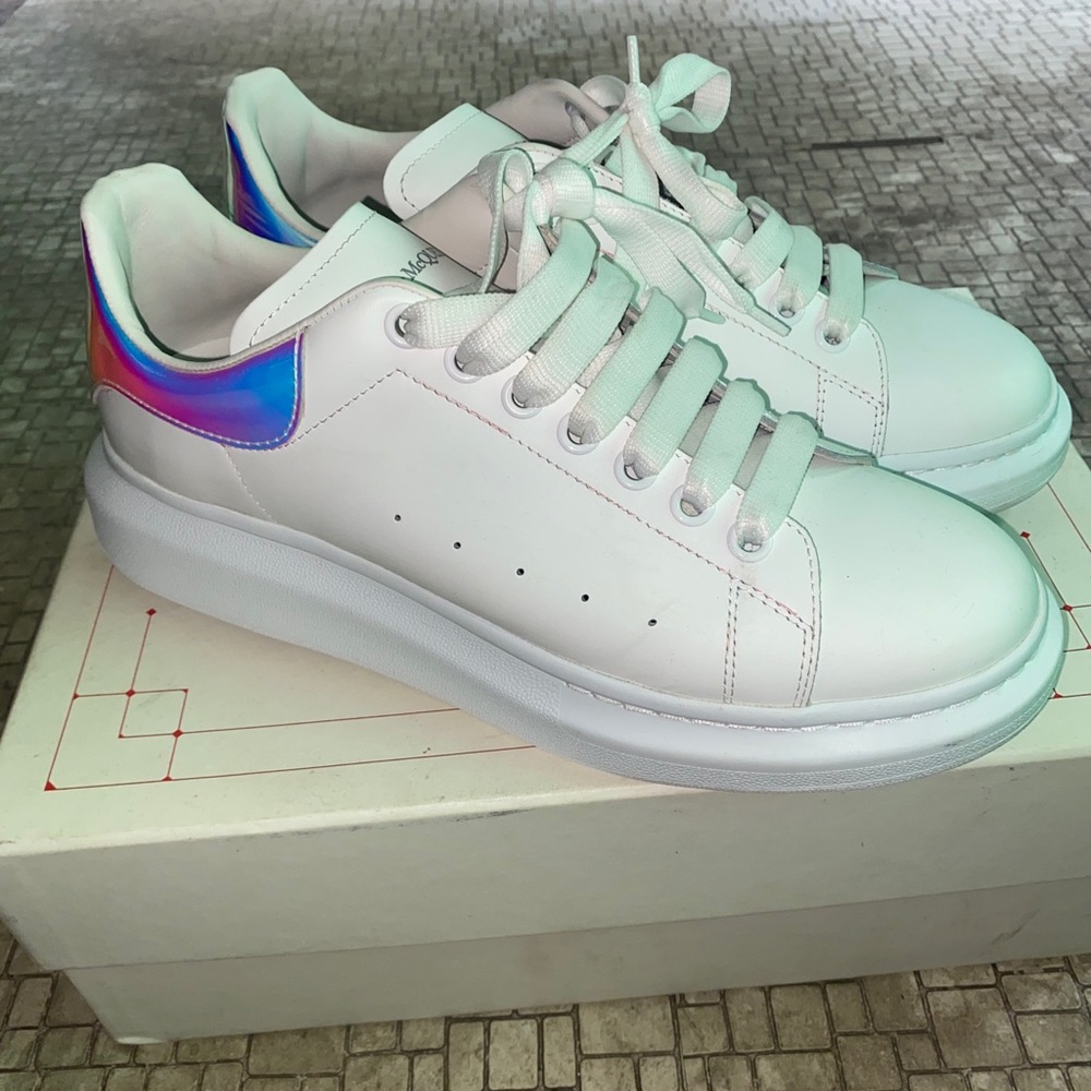 Alexander McQueens “Shock Pink”